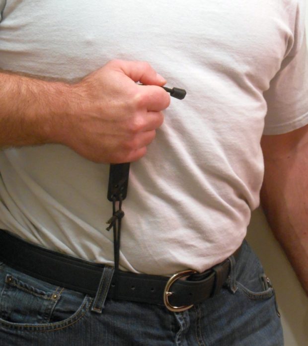 When I pull up on the knife, the cord attached to the belt reaches the end of its range of motion and the knife clears the sheath.