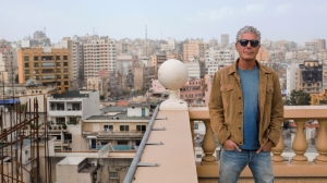 20150406161206-anthony-bourdain-best-tips-eating-great-traveling-abroad-rooftop