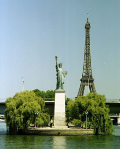 483px-Paris-ile-des-cygnes-statue-de-la-liberte-tour-eiffel-seine